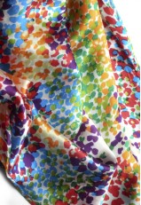 Pañuelo de seda doble tela estampado multicolor con orillo invisible